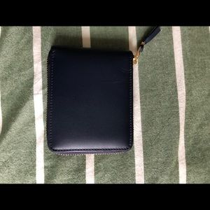 COMME DES GARCONS SA7100 CLASSIC WALLET
NAVY